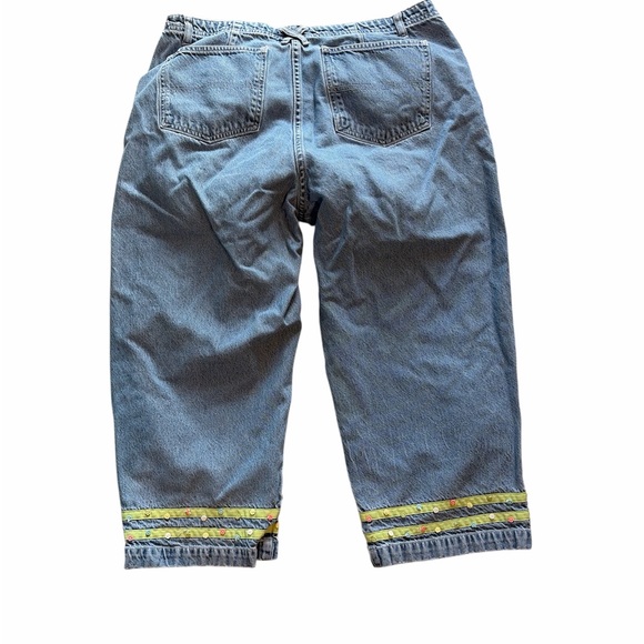 Y2K high waisted capris with ribbon and button hem - Picture 3 of 8